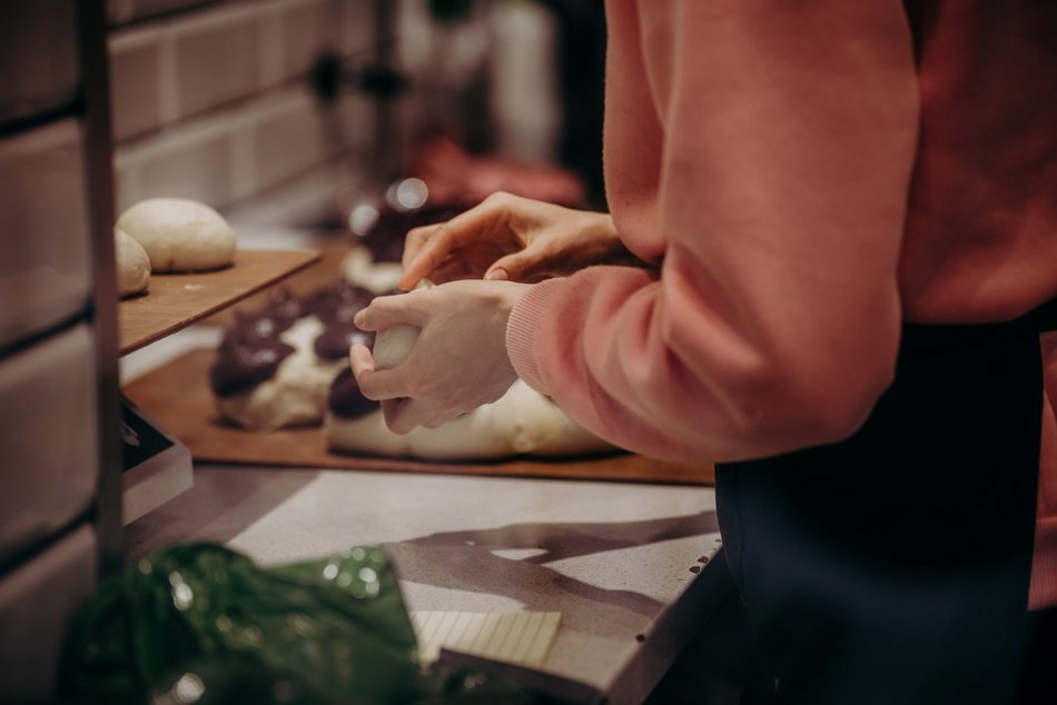 Łódź. Tłusty czwartek w Łodzi od kulis. Tak smaży się 5 tys. pączków w Gorącej Pączkarni!