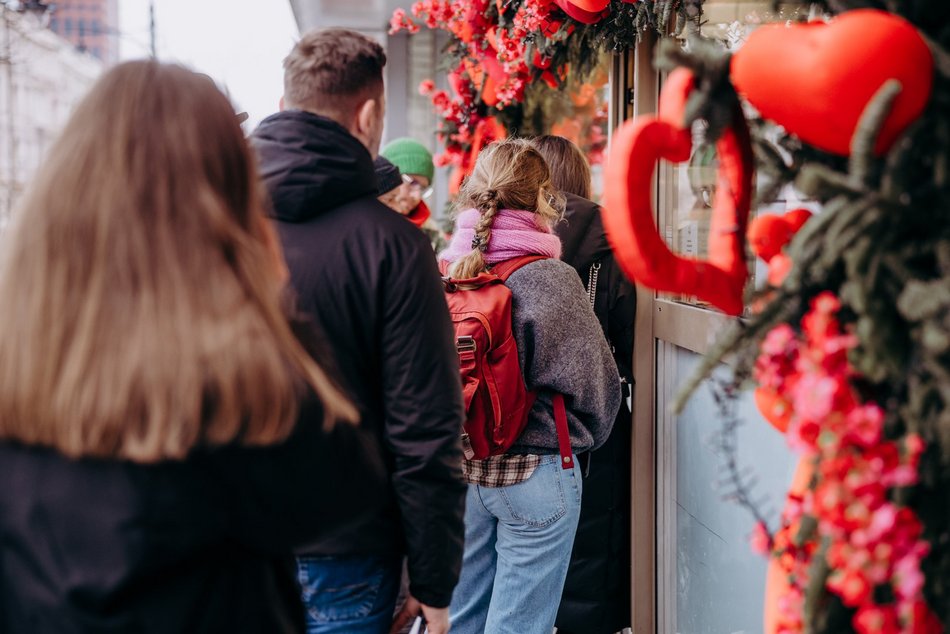 Łódź. Tłusty czwartek w Łodzi od kulis. Tak smaży się 5 tys. pączków w Gorącej Pączkarni!