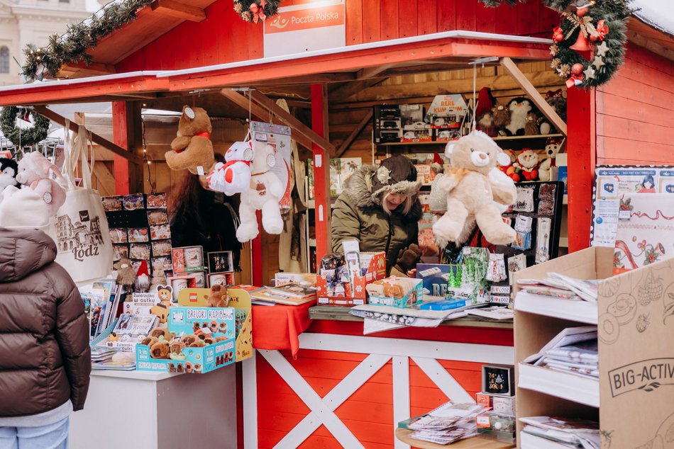 Łódź. Jarmark Bożonarodzeniowy na placu Wolności w Łodzi stoiska, kramy