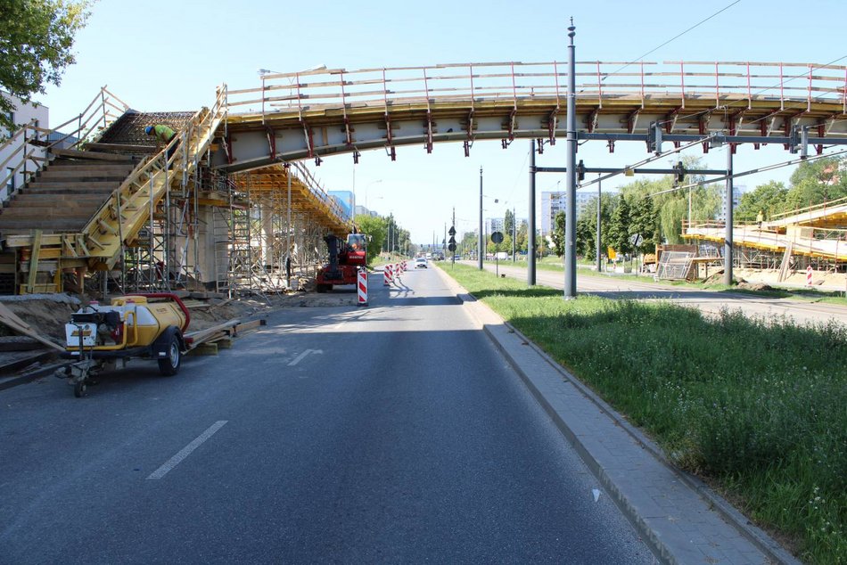 Łódź. Budowa kładek na Wyszyńskiego w Łodzi. Zamknięty odcinek jezdni