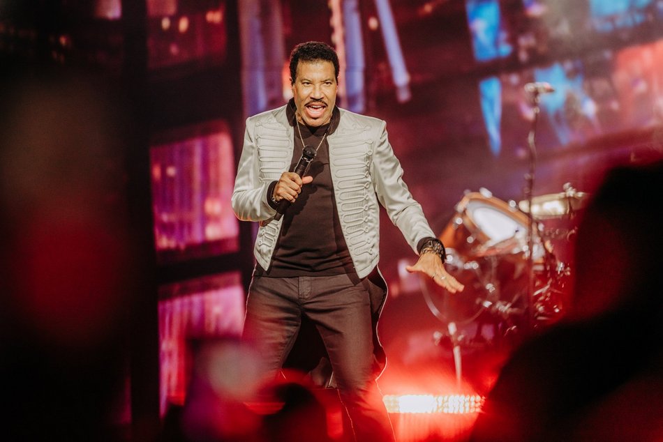 Łódź. Lionel Richie w Łodzi. Ponadczasowe hity porwały publiczność w Atlas Arenie