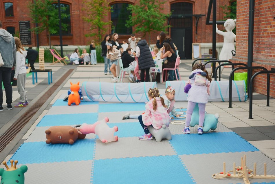 Rodzinna niedziela w Monopolis. To drugi dzień afterparty po Łódź Summer Festival 2025