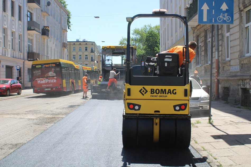 Łódź. Szybkie remonty dróg w Łodzi. Na których pięciu ulicach pojawił się nowy asfalt?