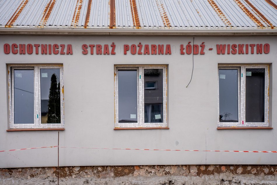 Łódź. Remont OSP na Wiskitnie w Łodzi postępuje. Nowy dach, ściany i okna!