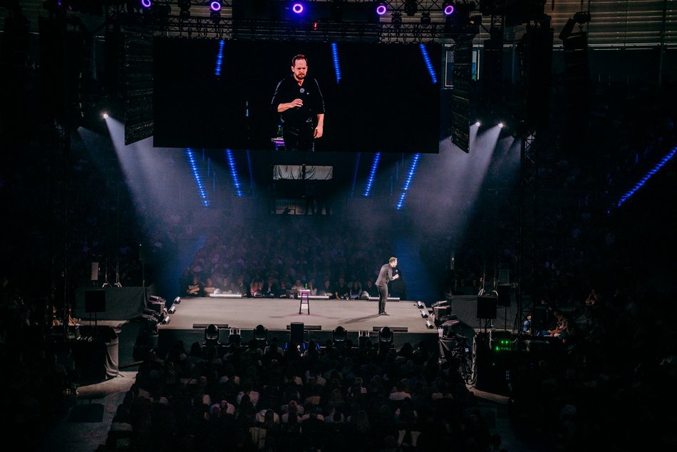 Rafał Pacześ wystąpił w Atlas Arenie. Salwy śmiechu wywołał program „Prokura Tour’a”