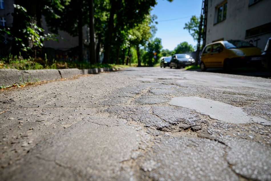 Łódź. Remont Różyckiego w Łodzi. Popękany asfalt i chodniki przejdą do historii