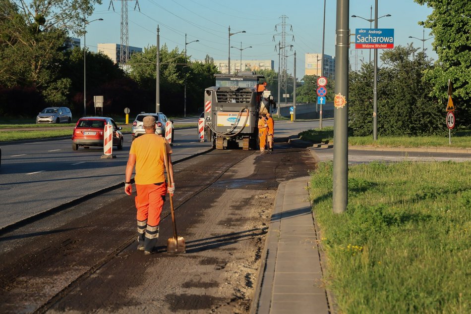 Łódź. Wieczorny remont Rokicińskiej w Łodzi. Kiedy drogowcy położą nowy asfalt?