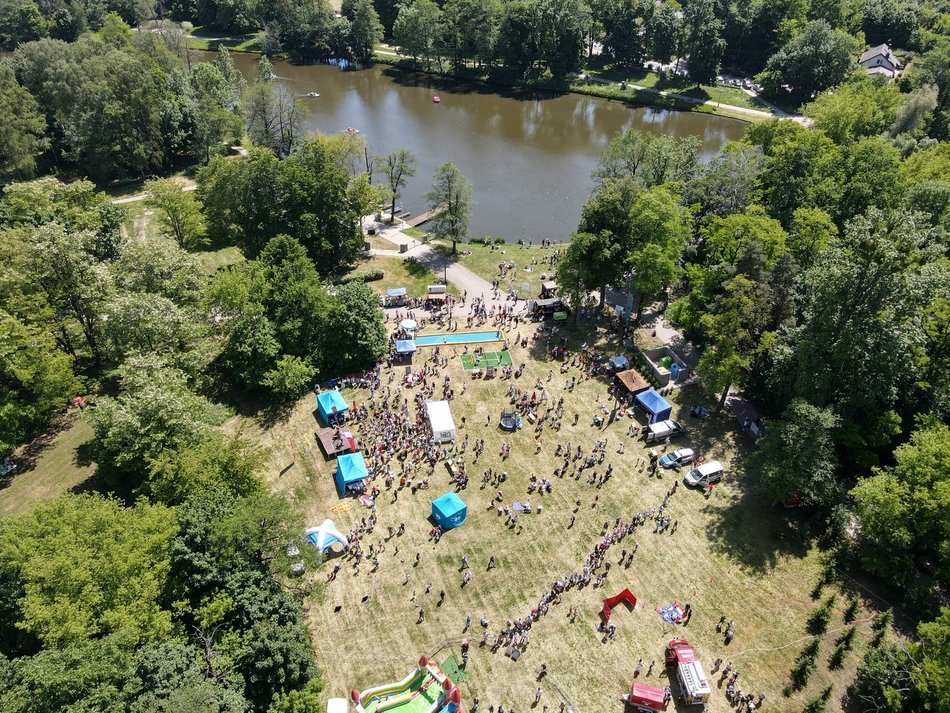 ludzie bawiący się podczas dnia dziecka na łonie natury