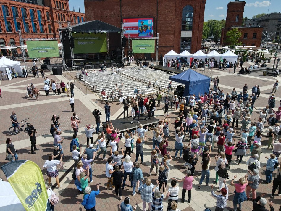 seniorzy tańczą zumbę