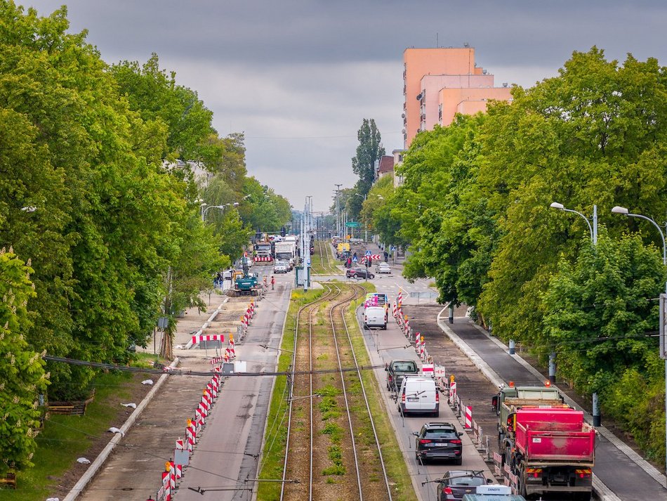 Łódź. Remont Pabianickiej nie zwalnia tempa. Nowe krawężniki, chodnik i nawierzchnia