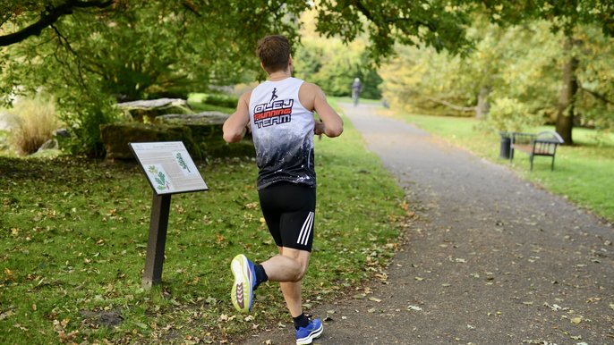 Biegacz w Ogrodzie Botanicznym w Łodzi