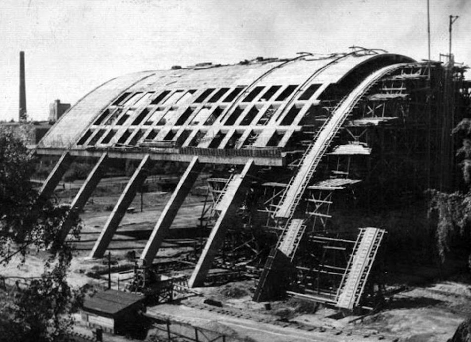 Budowa hali i pocztówka z Pałacem Sportu z lat 60. XX w.