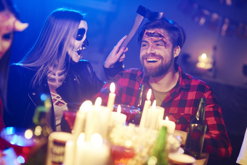 para bawiąca się na imprezie halloween