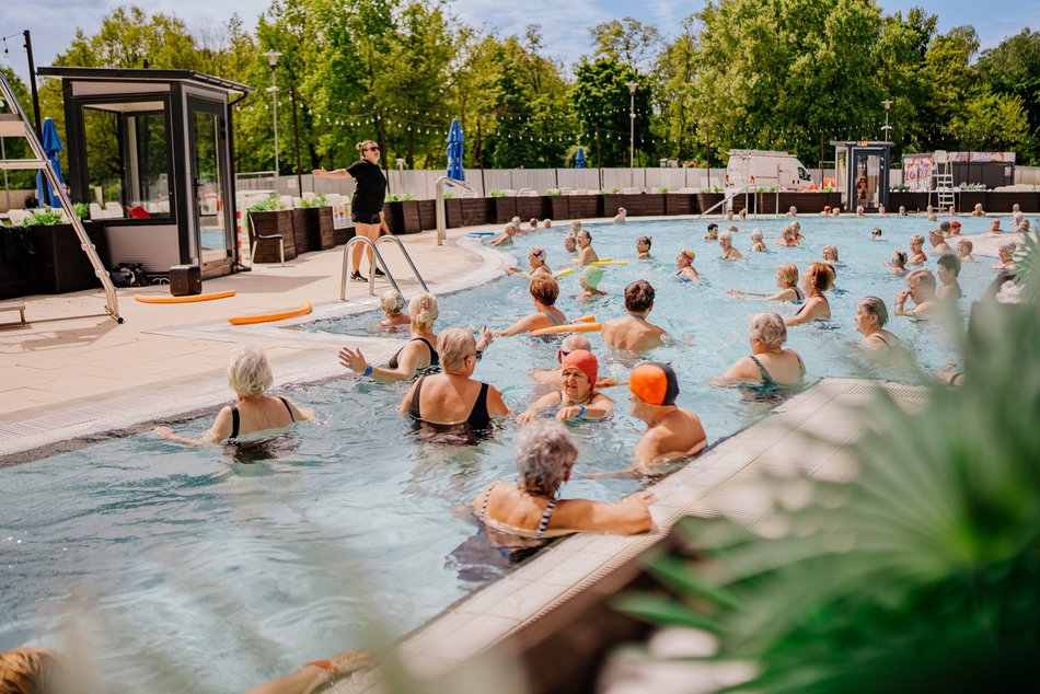 Łódź. seniorzy w basenie