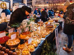 Łódź. Kulinarny Targ Świąteczny w Fuzji Łódź. Smakołyki, lodowe rzeźby i więcej