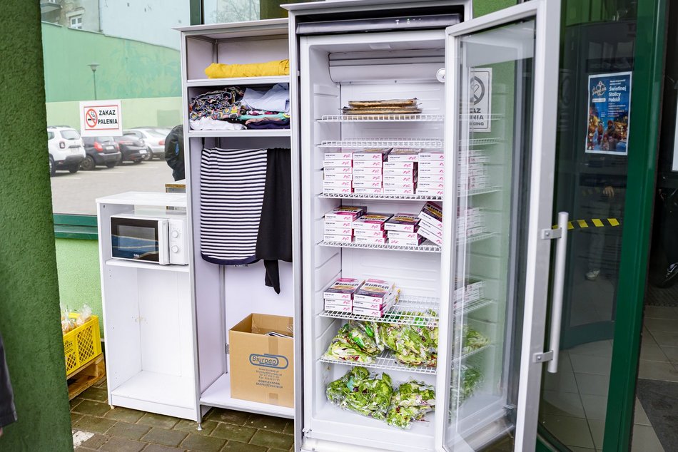 Łódź. Masz nadmiar świątecznych potraw? Skorzystaj z 26 lodówek społecznych w Łodzi