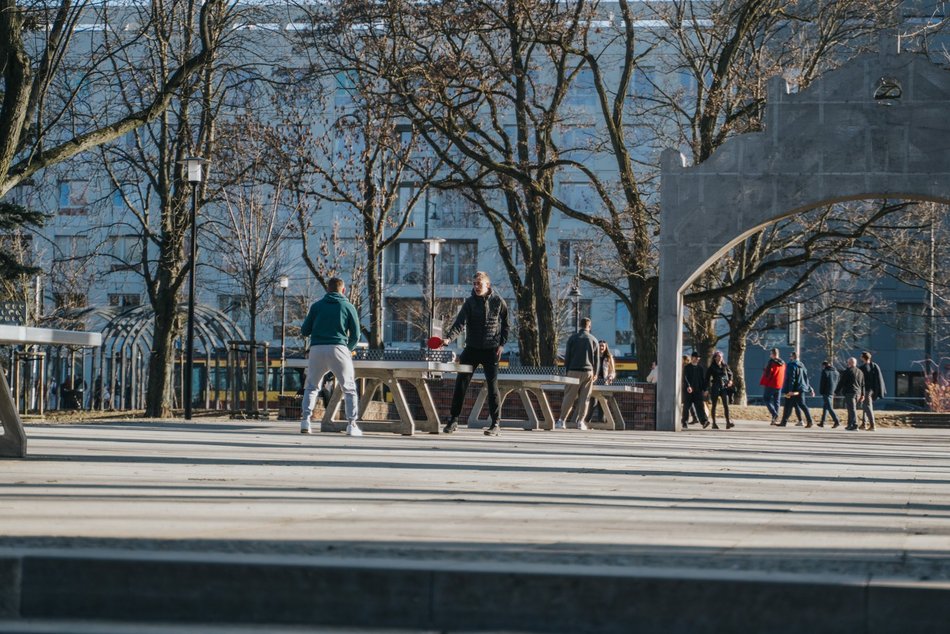 Łódź. Łódź nie tęskni za zimą! Tłumy Łodzian spacerowały po Piotrkowskiej i Parku Staromiejskim