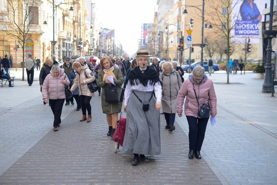 Spacerowicze na ul. Piotrkowskiej w Łodzi