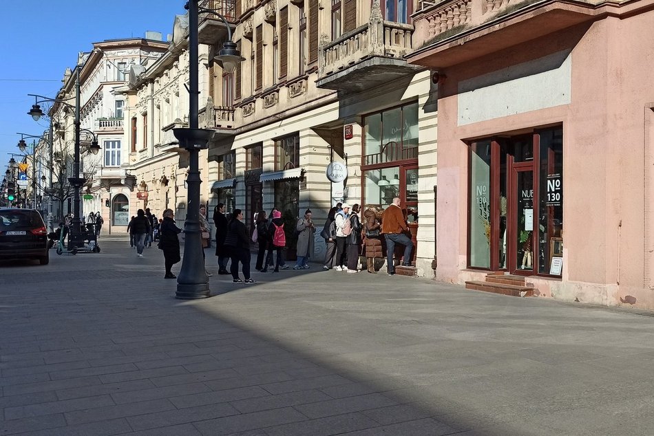 Kolejki do restauracji i piekarni w Łodzi