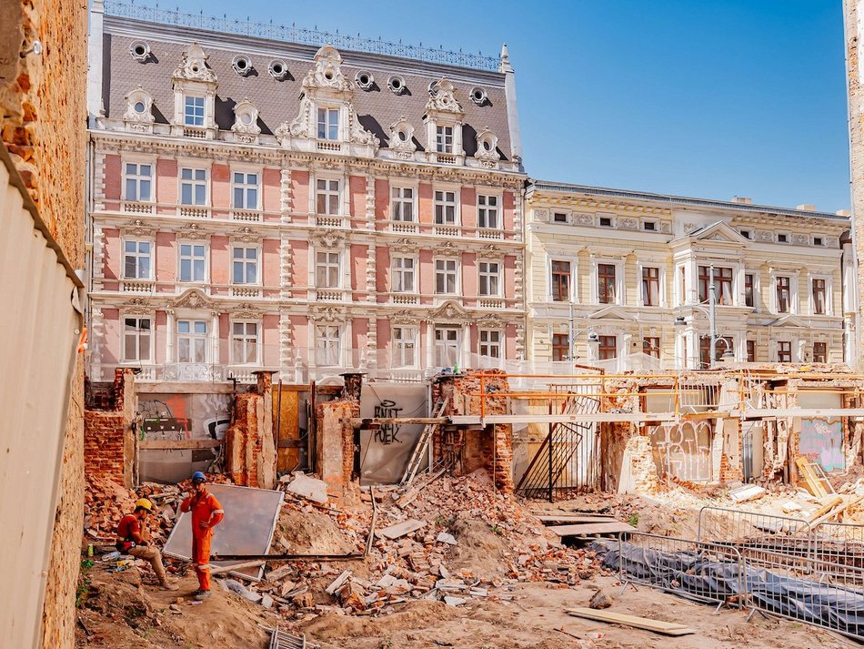 Łódź. „Dziura” przy Piotrkowskiej 58 w Łodzi znika na naszych oczach! Prace wystartowały!