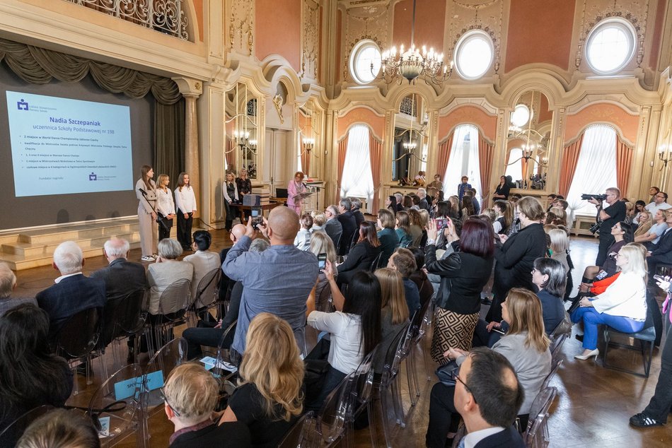 Łódź. Stypendia dla wybitnych uczniów z Łodzi i regionu przyznane. Nagrodzeni także nauczyciele