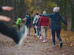 Łódź. Slow jogging w parku Julianowskim. Biegaczom z Łodzi niestraszna jesienna aura