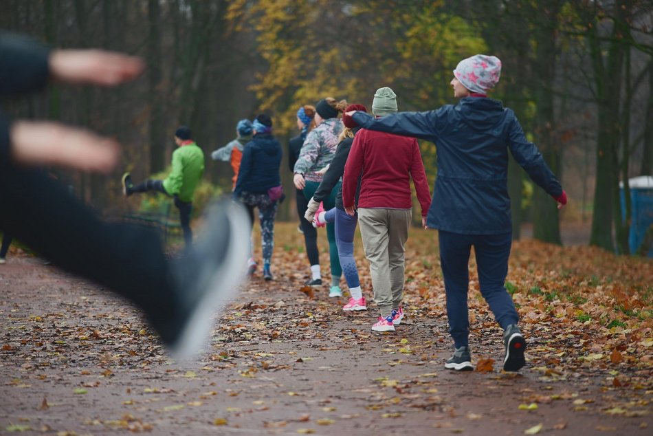 Łódź. Slow jogging w parku Julianowskim. Biegaczom z Łodzi niestraszna jesienna aura