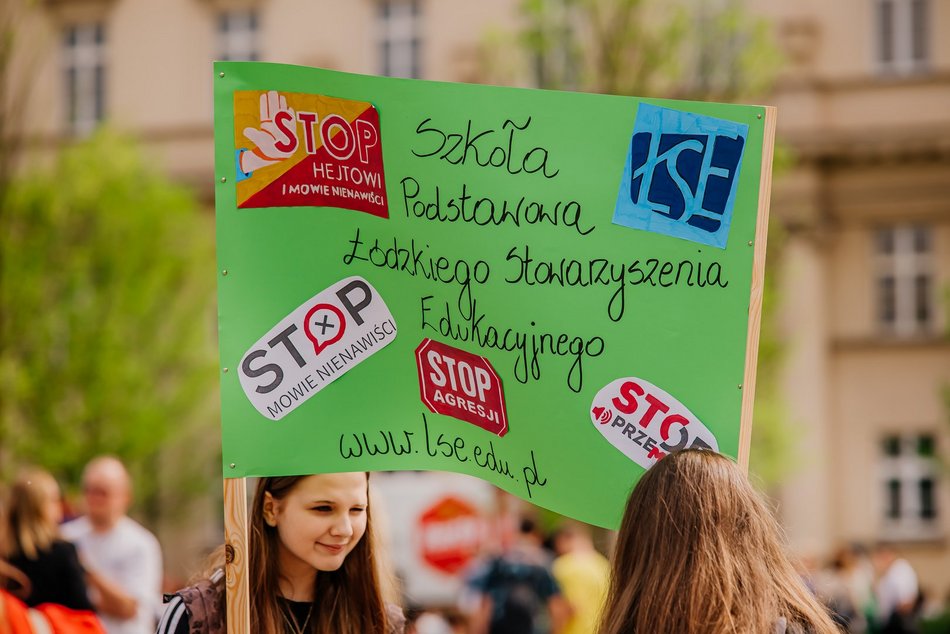 Łódź. Marsz Przeciwko Przemocy i Hejtowi przeszedł Piotrkowską. Uczniowie w ważnej sprawie!