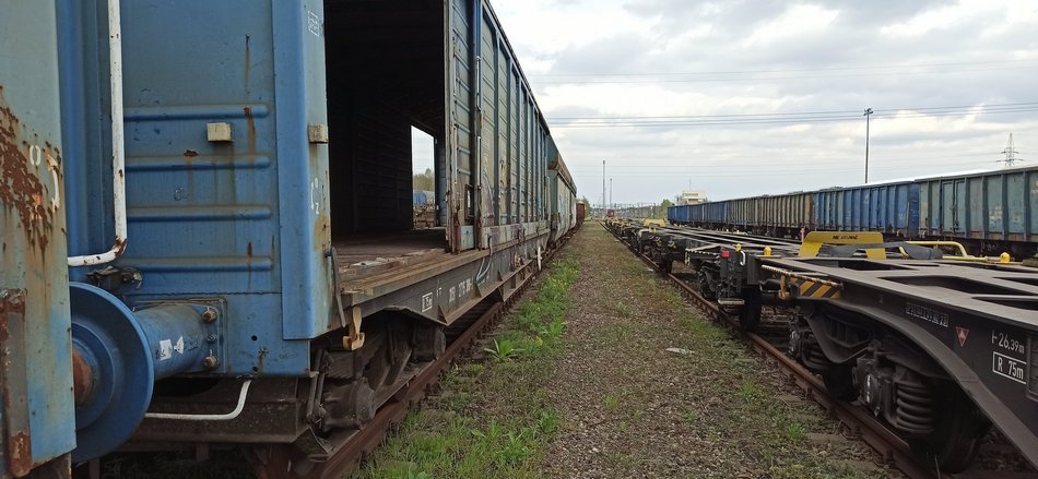 Cmentarz lokomotyw w Łodzi. Klimatyczne miejsce na Olechowie [ZDJĘCIA]