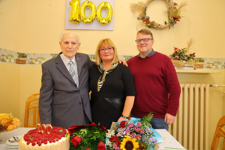 Pan Antoni Kamiński świętuje 100. urodziny w Domu Dziennego Pobytu przy al. 1 maja. Życzymy 200 lat!