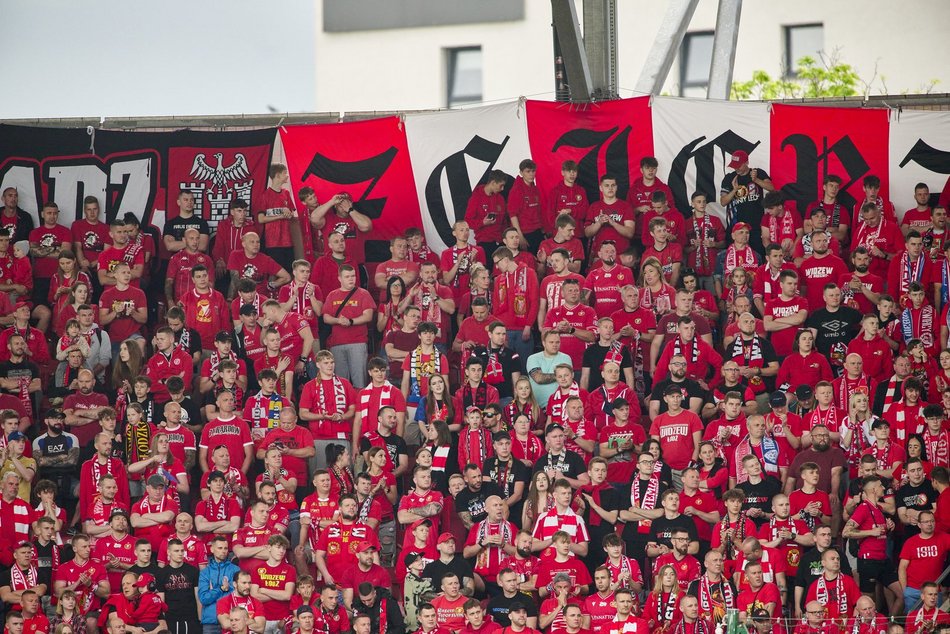 Kibice na meczu Widzewa Łódź z Lechem Poznań