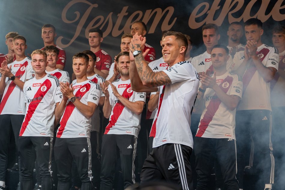 ŁKS Łódź zaprezentował skład na placu Wolności! Byłeś/aś tam? Odszukaj się w galerii