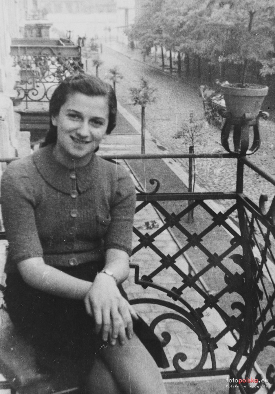 Łódź. Mieszkanka kamienicy przy al. 1 Maja 11 w Łodzi na balkonie