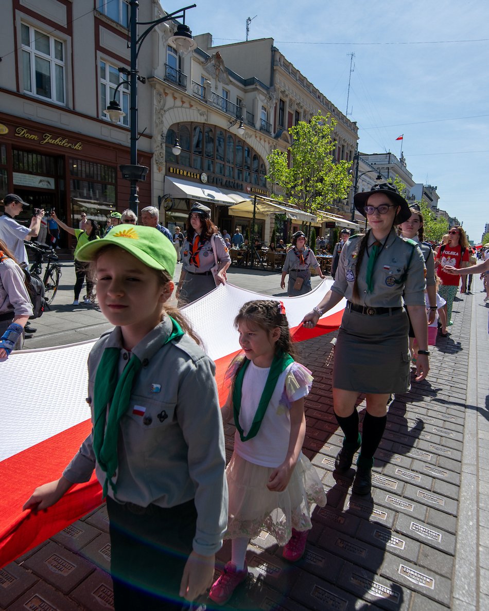 Łódź biało-czerwona. Ulicami miasta przeszedł marsz z okazji Dnia Flagi Rzeczypospolitej Polskiej