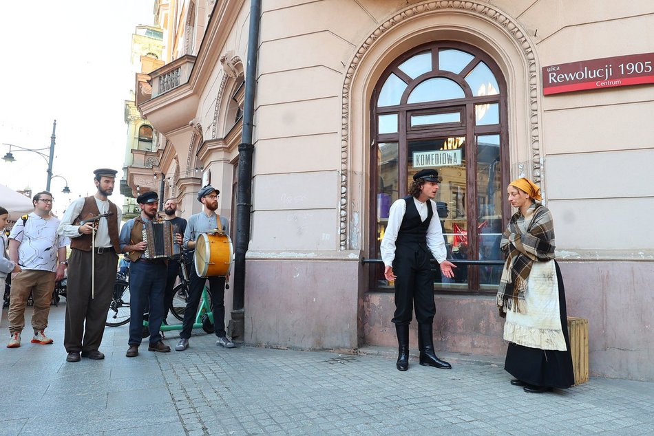 Marsz robotników podczas festiwalu REwolucja w Łodzi. Inscenizacja aktorów Teatru Chorea