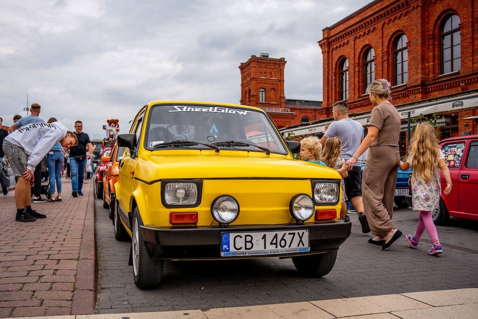 Łódź. Parada maluchów w Manufakturze! Kultowe fiaty 126p ciągle w modzie