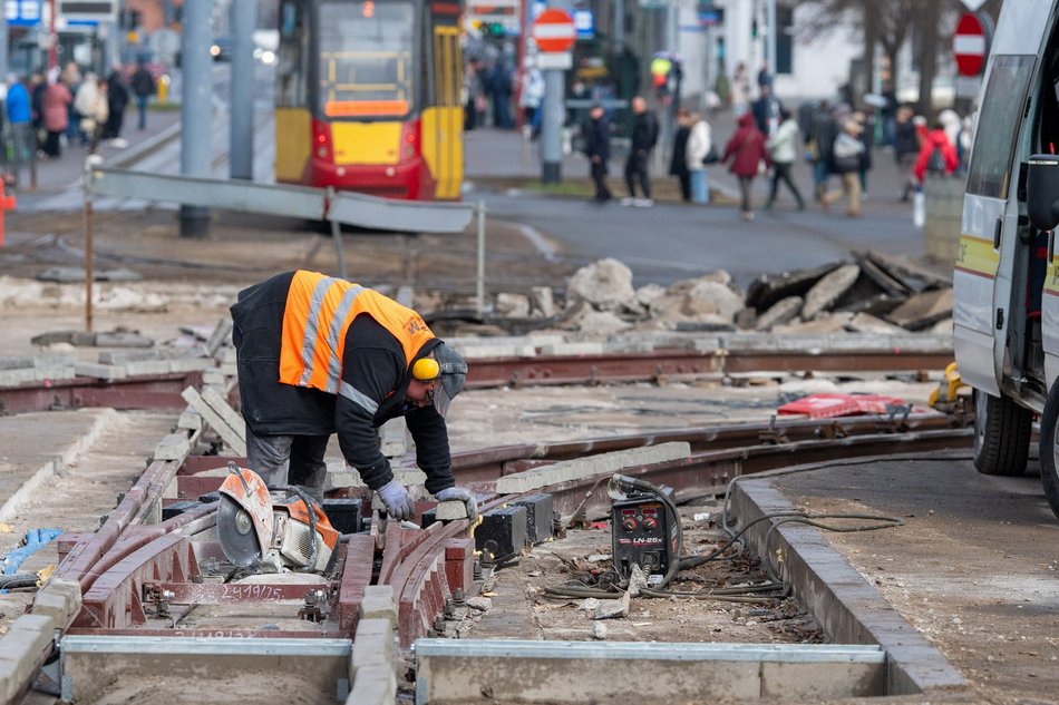 Łódź. Remont torowiska na Placu Niepodległości w Łodzi. Kiedy tramwaje wrócą na Pabianicką?