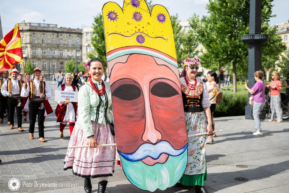 Feria barw przy Piotrkowskiej. Kolorowy pochód rozpoczął 15. edycję Folkowych Inspiracji
