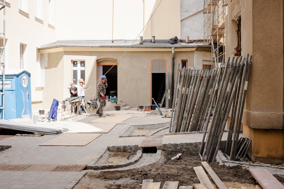 Łódź. Rewitalizacja podwórka przy Traugutta w Łodzi. Zielony ogród zamiast betonu