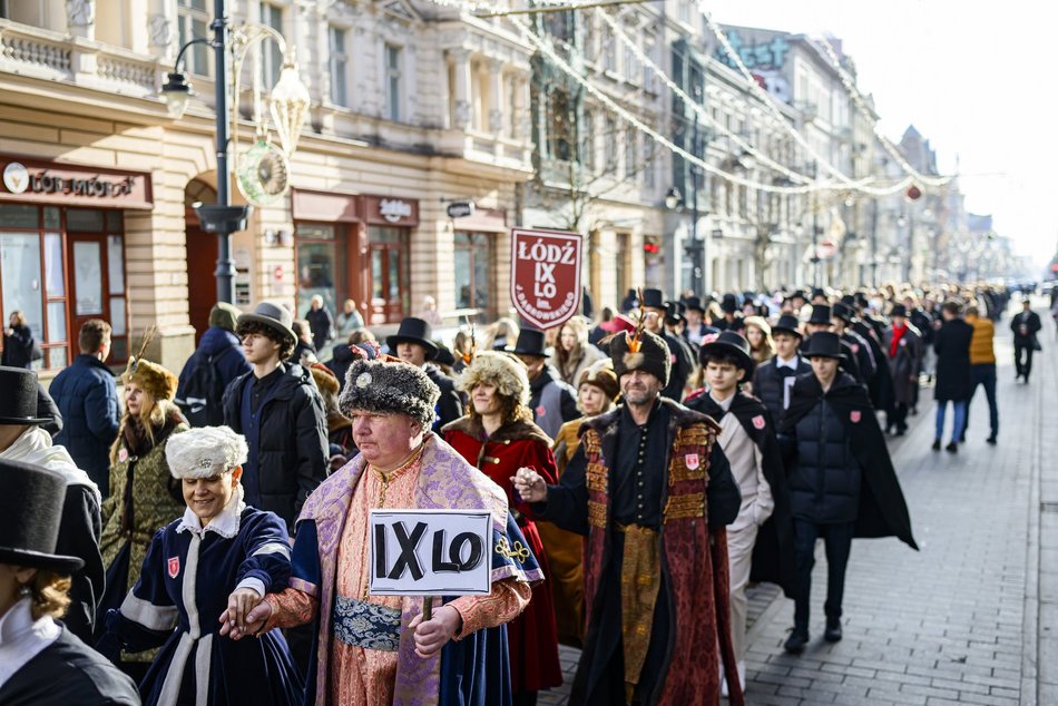 Łódź. Polonez dla Łodzi. Tłumy maturzystów zatańczyły na Piotrkowskiej. Razem z nimi łodzianie!