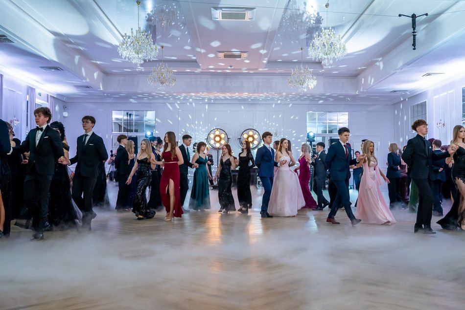 Łódź. Studniówka IV LO w Łodzi. Kreacje, które zapierały dech i radość na twarzach młodzieży