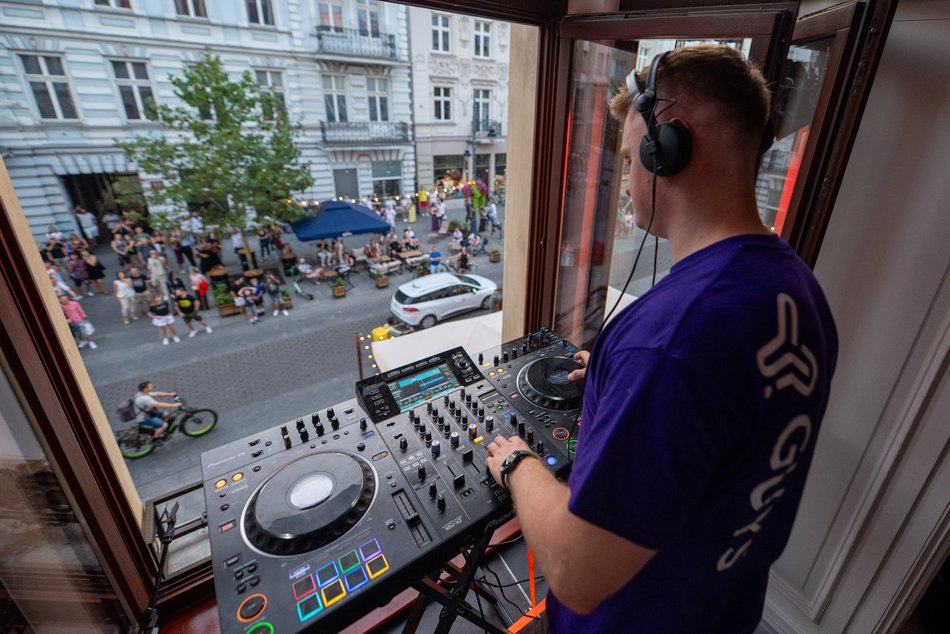 Łódź. Techno z okna Urzędu Miasta Łodzi. Rozgrzewka przed Paradą Wolności 2025!