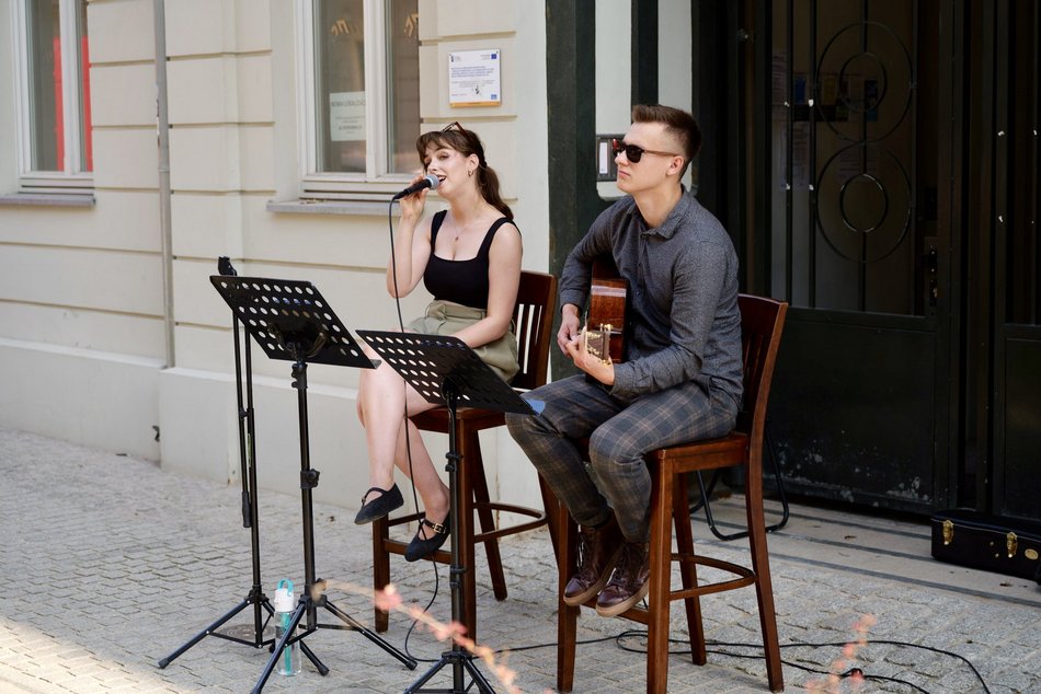 Łódź. Włókiennicza Unplugged w Łodzi. Duet „Two of As” zachwycił mieszkańców ulicy i przechodniów