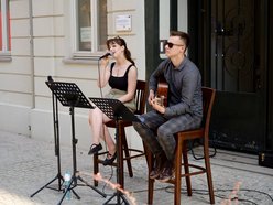 Łódź. Włókiennicza Unplugged w Łodzi. Duet „Two of As” zachwycił mieszkańców ulicy i przechodniów