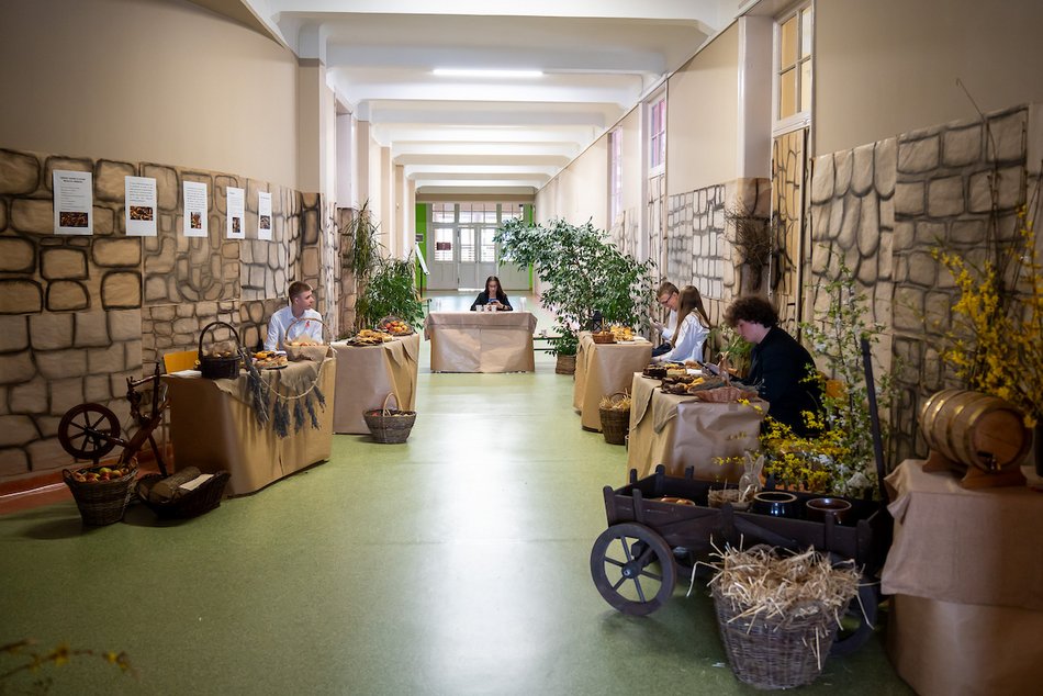 Łódź. 100-lecie Zespołu Szkół Ponadpodstawowych nr 5 w Łodzi. To była prawdziwa podróż w czasie!