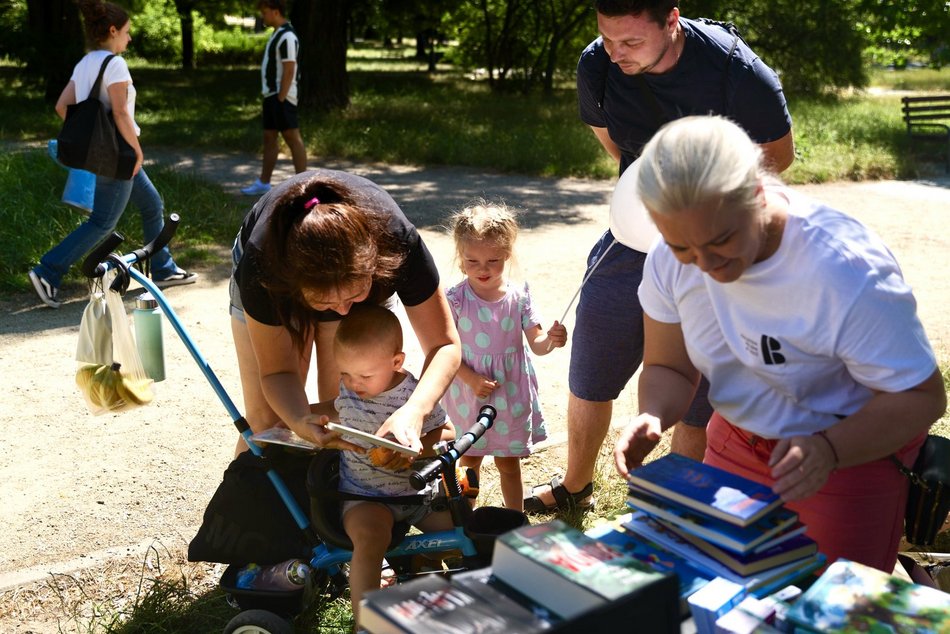 Łódź. Biblioteka w plenerze. Wyjątkowy cykl rozpoczęty w parku Staromiejskim w Łodzi
