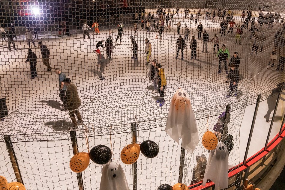 Łódź. Halloween na lodowisku Bombonierka w Łodzi. Królestwo duchów i zjaw na lodzie