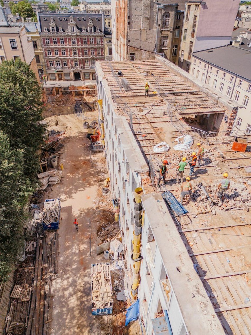 Łódź. „Dziura” przy Piotrkowskiej 58 w Łodzi znika na naszych oczach! Prace wystartowały!