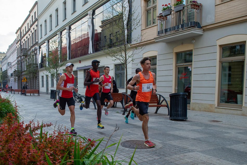Łódź. Bieg Ulicą Piotrkowską Rossmann Run 2025 wystartował! Walka o życiowe rekordy