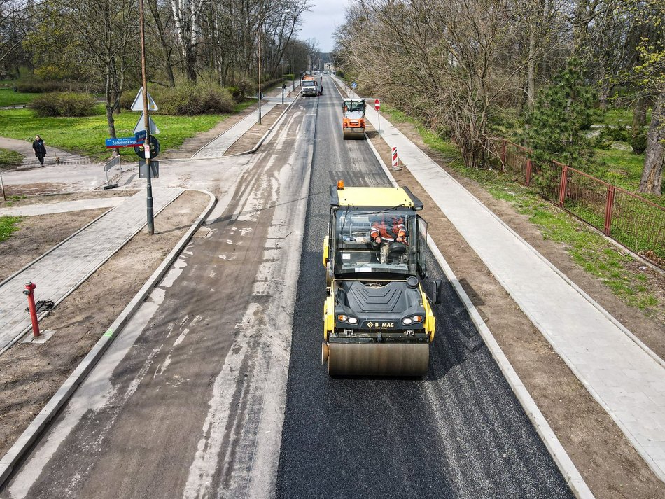 Leją asfalt na Bednarskiej. Koniec prac planowany przed majówką.